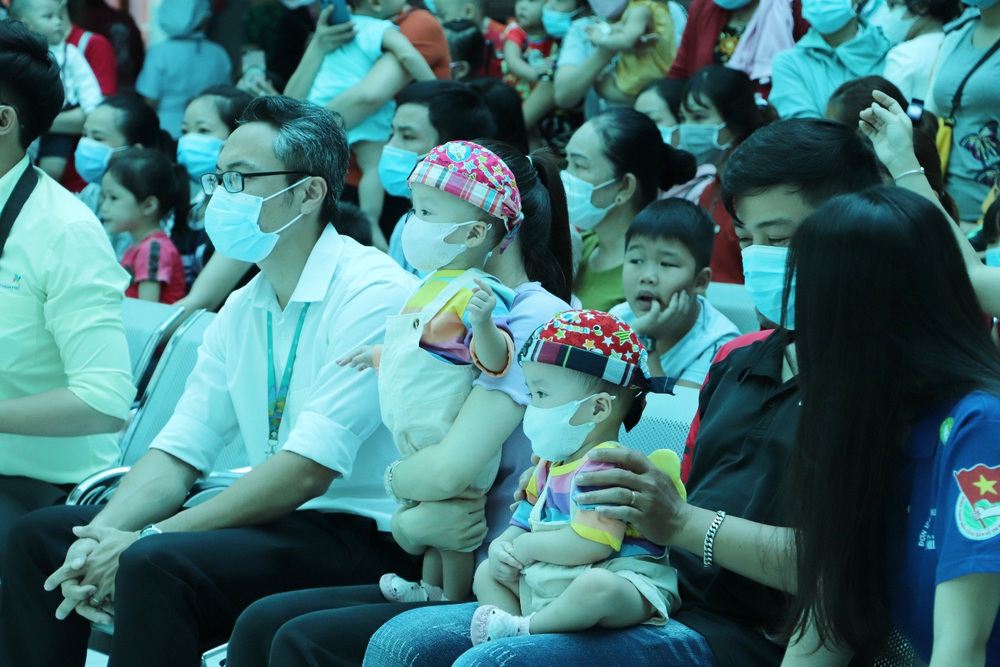 
Hình ảnh 2 bé Trúc Nhi - Diệu Nhi cùng bố mẹ đón Trung thu tại bệnh viện (Ảnh: BVCC)