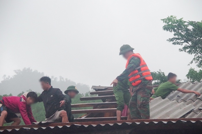
Lực lượng chức năng giúp khắc phục hậu quả do mưa bão (Ảnh: Báo Giao thông)