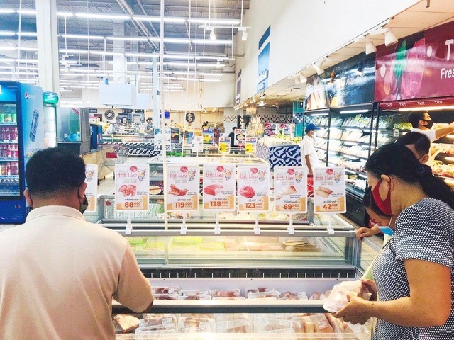 
Người tiêu dùng chọn mua thịt lợn tại siêu thị (Ảnh: Dân Trí)