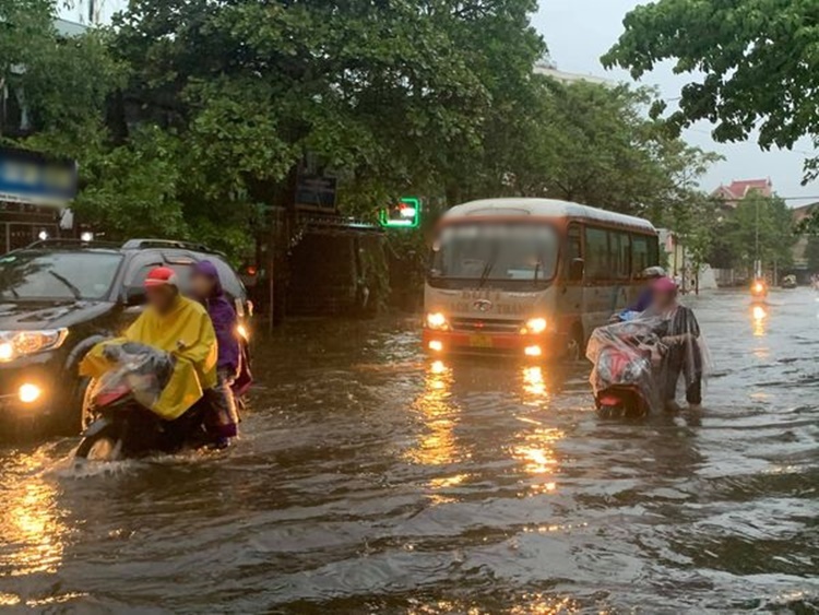  
Người tham gia giao thông ở Nghệ An phải dắt bộ do đường ngập sâu (Ảnh: Kinh tế nông thôn)
