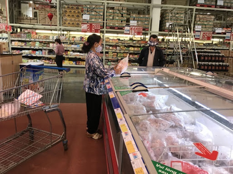 
Người tiêu dùng tại quầy hàng thịt lợn sống trong siêu thị (Ảnh: Báo Đắk Lắk)