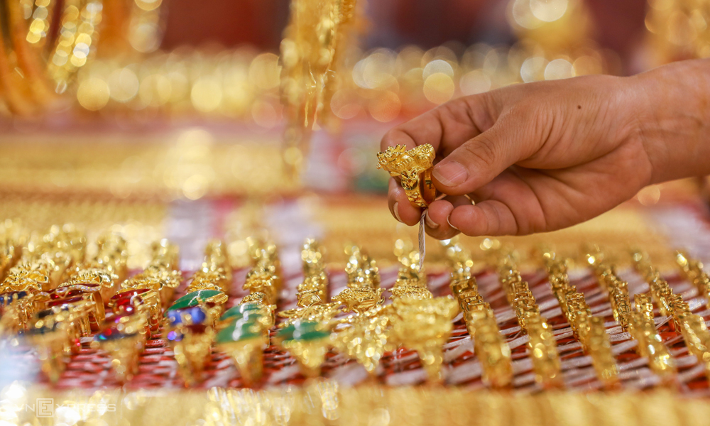  
Trang sức bằng vàng được bày bán ở cửa hàng (Ảnh: VNExpress)