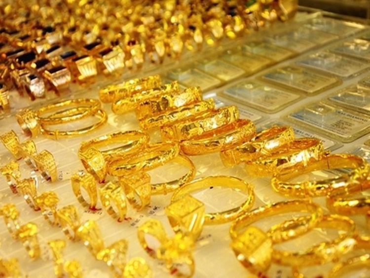 
Trang sức bằng vàng được bày bán tại cửa hàng (Ảnh: Thời Đại)