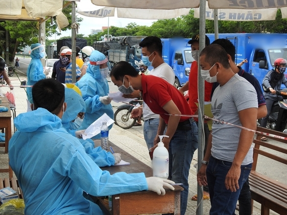 
Chốt kiểm soát tại  Đà Nẵng và Quảng Nam yêu cầu người tham gia giao thông khai báo y tế (Ảnh Tuổi Trẻ)