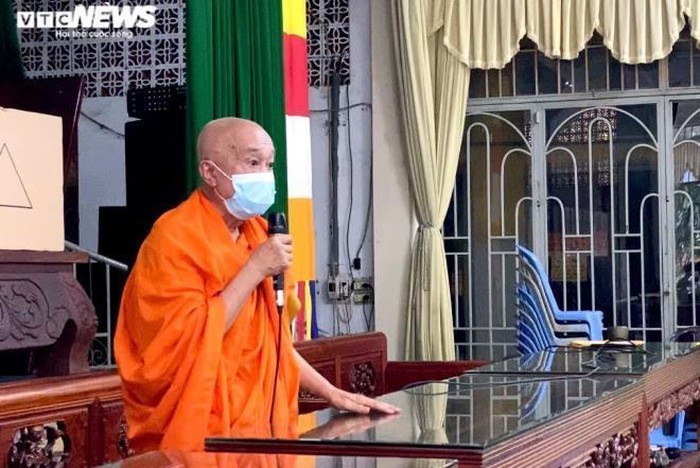  
Trụ trì chùa Kỳ Quang 2 giải thích trước mọi người về sự việc vào chiều 3/9 (Ảnh: VTC News)