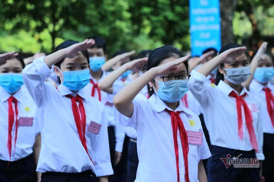  
Học sinh 1 trường THCS ở Hà Nội nghiêm trang chào cờ trong lễ khai giảng (Ảnh: VietNamNet)