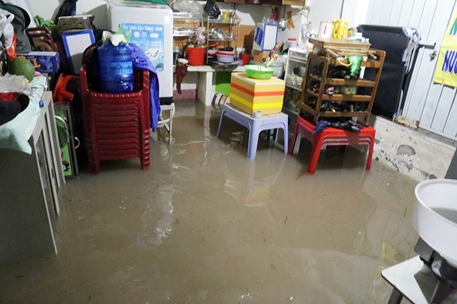 
Một nhà trọ tại đường Phan Huy Ích bị ngập trong nước (Ảnh: 24h)