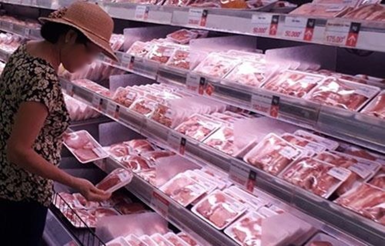 
Người tiêu dùng chọn mua thịt lợn trong siêu thị (Ảnh: Nông Nghiệp)