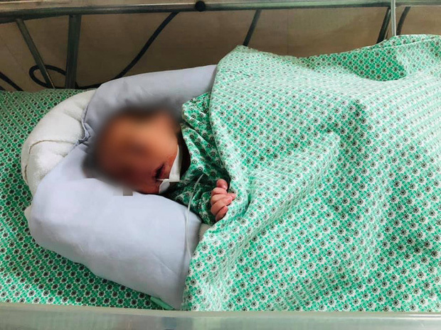 
Hình ảnh bé trai được chăm sóc tại bệnh viện (Ảnh: Thanh Niên)