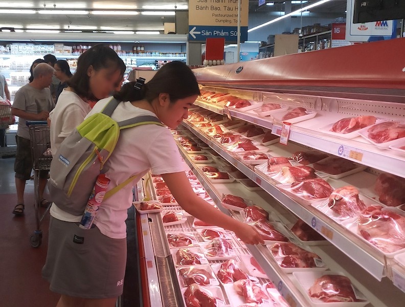  
Người tiêu dùng lựa chọn sản phẩm thịt trong siêu thị (Ảnh: Pháp luật Online)