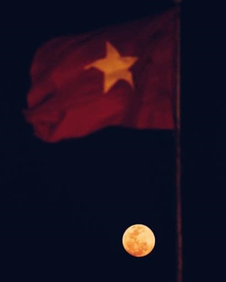 
Hình ảnh trăng tròn sáng rõ trên nền trời đêm (Ảnh: FB Chuyện của Hà Nội)