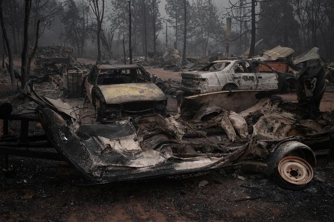  
Phương tiện bị thiêu rụi do cháy rừng ở Eagle Point, bang Oregon, hôm 11/9. (Ảnh: Reuters)