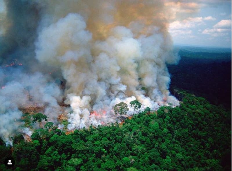  
Cột khói bốc lên dữ dội tại 1 khu vực cháy rừng ở Amazon. (Ảnh: Reuters)