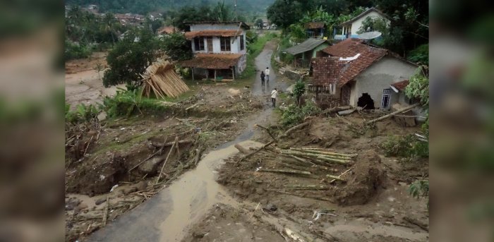  
Hiện trường vụ sạt lở đất tại một khu vực thuộc Tarakan. (Ảnh: Today Online)