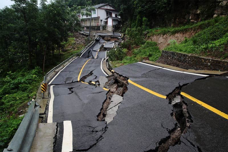  
Mưa gây lở đất, phá nát một đoạn đường ở Trùng Khánh ngày 4/7. (Ảnh: Barcroft Media)