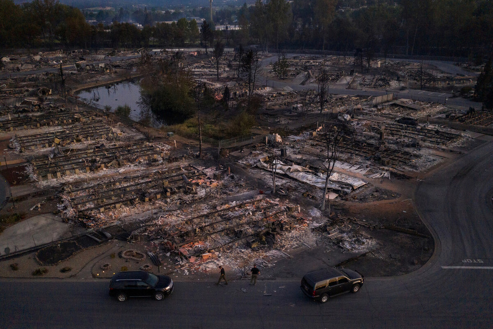  
Khu dân cư Bear Lakes ở thành phố Phoenix hôm 9/9 bị đám cháy thiêu rụi. (Ảnh: AP)