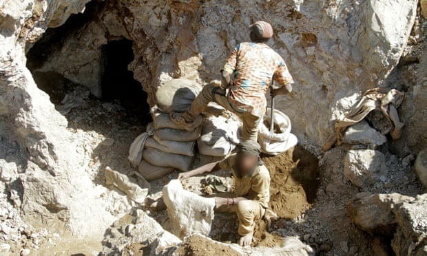  
Công nhân tại mỏ khai thác đồng và coban - Tilwezembe, tỉnh Katanga, Congo. (Ảnh: Reuters)