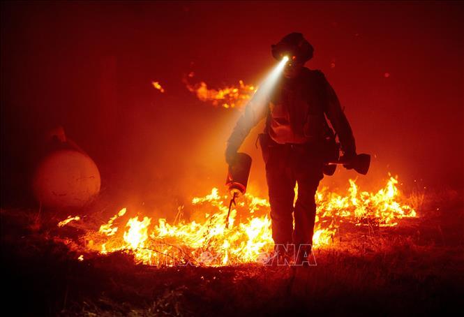  
Lính cứu hỏa tham gia dập lửa cháy rừng tại hạt Butte, California, Mỹ ngày 9/9/2020. (Ảnh: TTXVN)