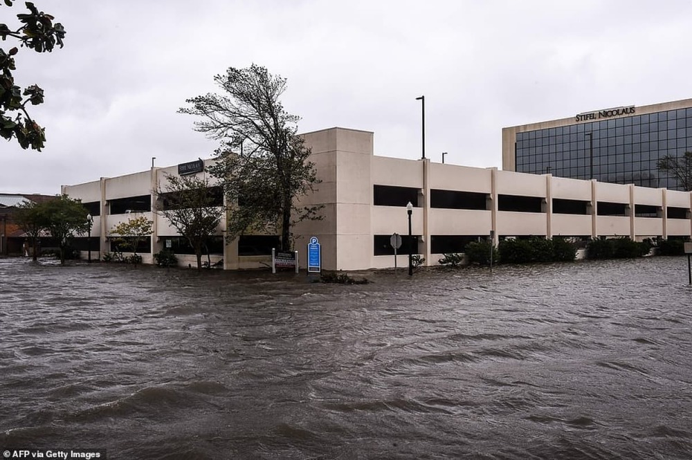  
Một thành phố ở Mỹ ngập trong biển nước. (Ảnh: AFP)
