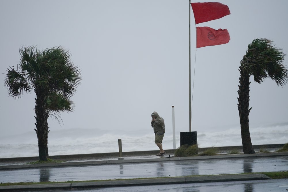  
Mưa và sóng lớn ập vào bờ biển Navarre Beach, bang Florida. (Ảnh: AP)
