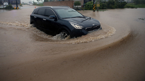  
Một chiếc xe chạy trên con đường ngập nước do bão Haishen gây ra ngày 7/9 tại Gangneung, Hàn Quốc. (Ảnh: Reuters)