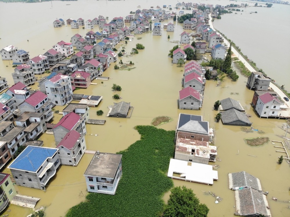  
Một khu vực ở Trung Quốc bị nước lũ nhấn chìm. (Ảnh: Reuters)