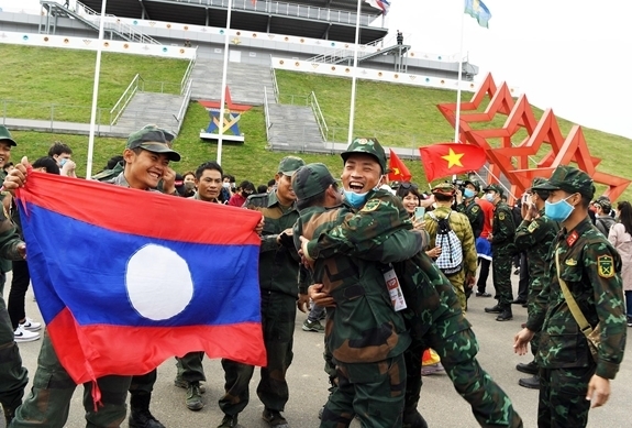  
Cái ôm đầy tình hữu nghị giữa Lào - Việt Nam. (Ảnh: Quân đội Nhân dân)