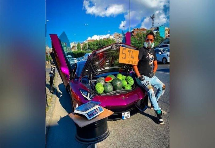 
Hình ảnh nam thanh niên dùng siêu xe để bán dưa hấu. (Ảnh cắt từ clip)