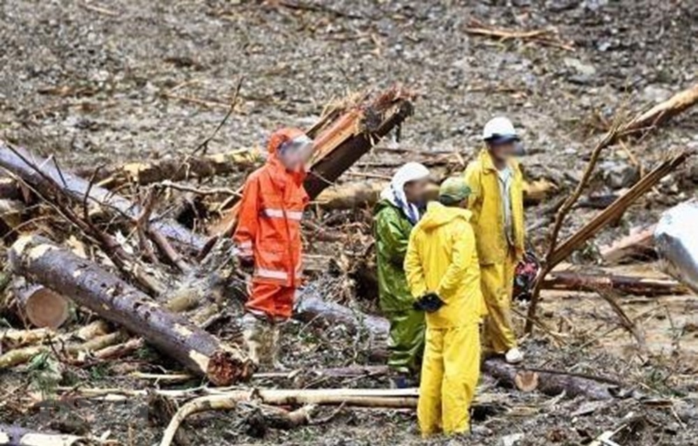  
Lực lượng cứu hộ làm nhiệm vụ tại khu vực bị lở đất do ảnh hưởng của bão Haishen ở tỉnh Miyazaki, đảo Kyushu, Nhật Bản ngày 7/9/2020. (Ảnh: TTXVN)