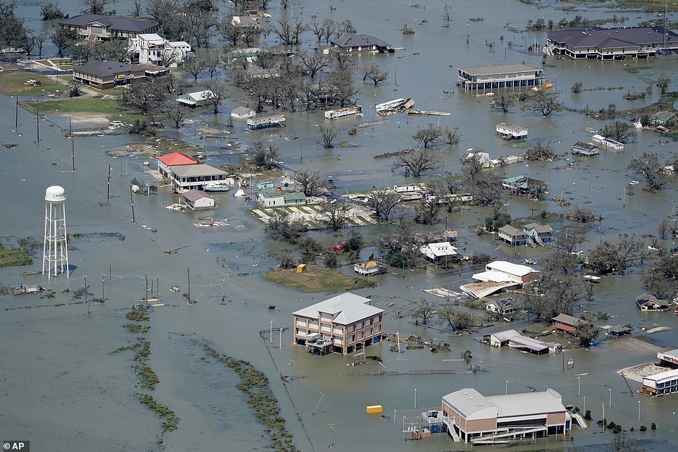 
Một khu vực ở Mỹ bị cơn bão Laura hoành hành, phá hủy hàng trăm ngôi nhà. (Ảnh: AP)