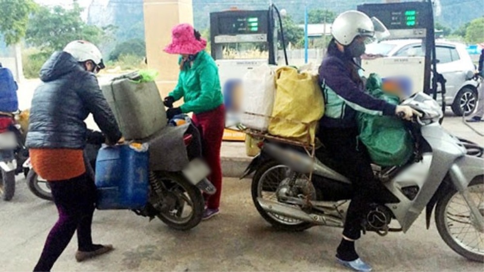  
Hình ảnh 1 số người dân chở các can lớn đến trạm xăng để mua xăng dầu. (Ảnh: VTC)