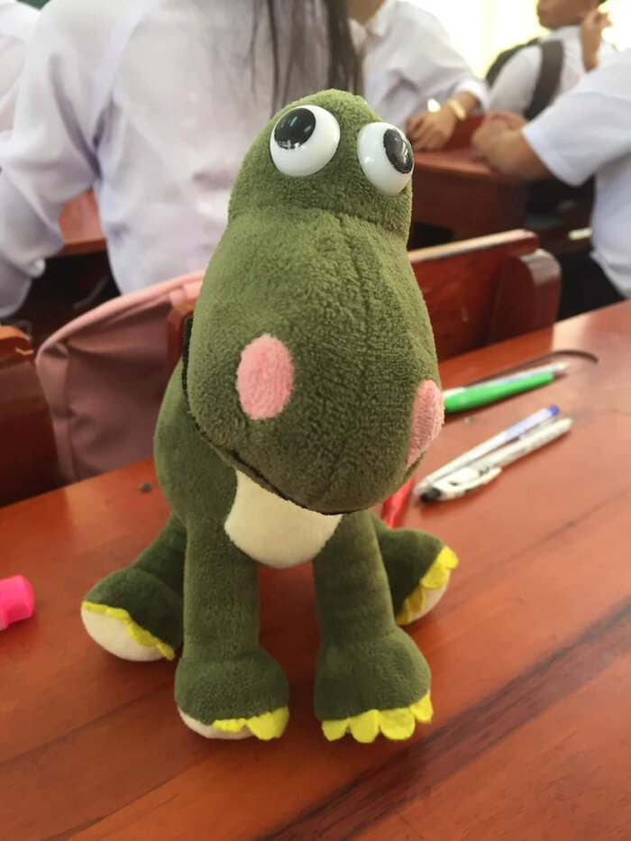  
Một bé khủng long được ngồi ngay trên bàn học. (Ảnh: FB T.N.T)
