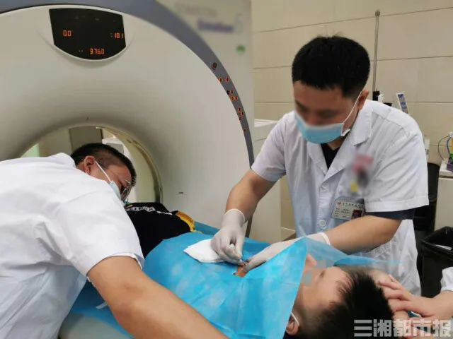  
Các bác sĩ tiến hành kiểm tra cho Xiaojia. (Ảnh: Sanxiang Metropolis Daily)