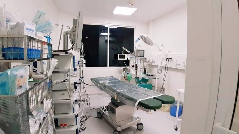  
Đặc biệt hơn, đội ngũ bệnh viện đã biến phòng cách ly áp lực âm thành phòng phẫu thuật ngay trong khu cách ly Khoa Nhiễm.