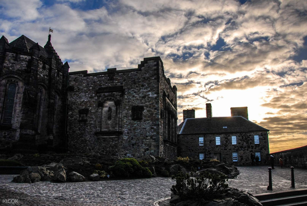  
Lâu đài Edinburg lạnh vắng buổi chiều tà. Nguồn ảnh: Klook.