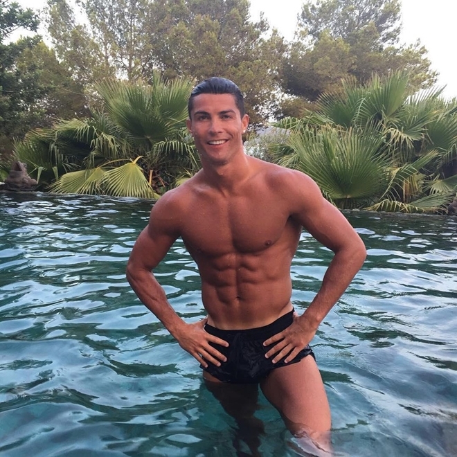 
Ngoài ra, Ronaldo cũng rất yêu thích bộ môn bơi lội, thời gian rảnh rỗi sẽ bơi cùng cậu con trai lớn Cristiano Jr. Ảnh: @cristiano