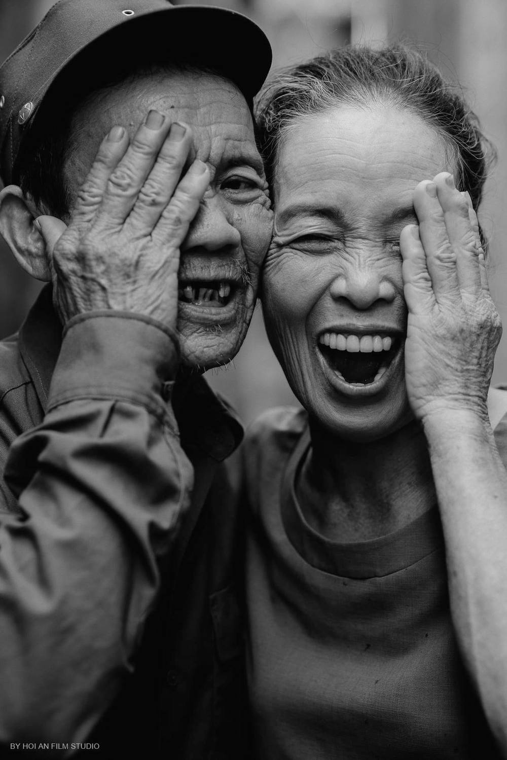 Bộ ảnh về cha mẹ trong nhóm Việt Nam Ơi: Nếp nhăn in hằn thời gian