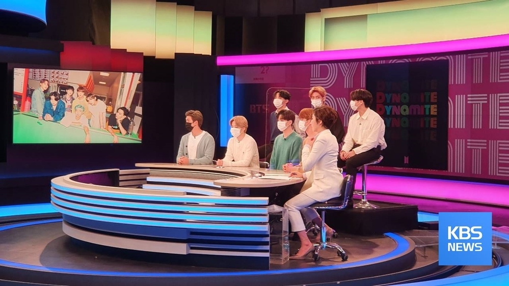 
BTS được mời xuất hiện trên sóng truyền hình thời sự tại Hàn Quốc. (Ảnh: KBS News) 