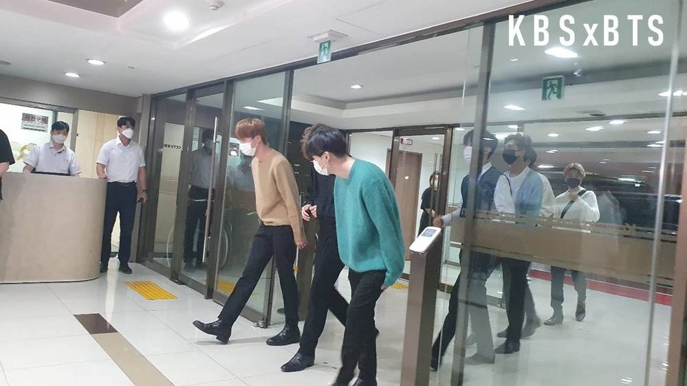  
BTS đến đài KBS để tham gia phỏng vấn, không quên cúi chào các nhân viên để thể hiện phép lịch sự. Ảnh: KBS