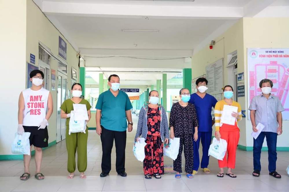  
Các bệnh nhân tại Bệnh viện Phổi Đà Nẵng nhận giấy chứng nhận khỏi Covid-19 (Ảnh: Sức khỏe và Đời sống)