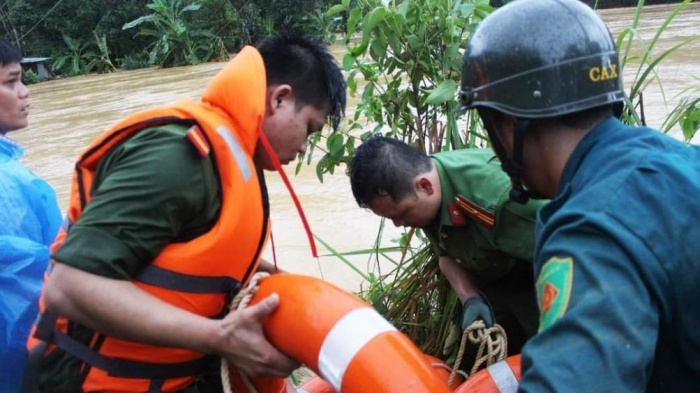  
Lực lượng chức năng có mặt tại thôn Ahu để giải cứu mọi người bị mắc kẹt bên kia dòng lũ. (Ảnh: Báo Quảng Nam)