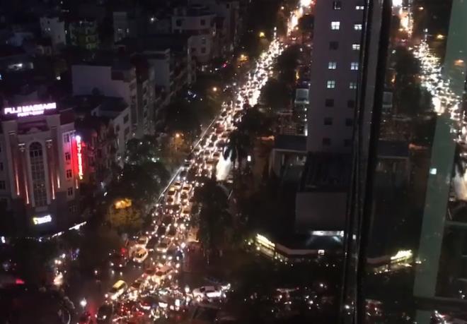 
Hàng dài phương tiện tắc nghẽn trên phố Duy Tân. (Ảnh: VTC)