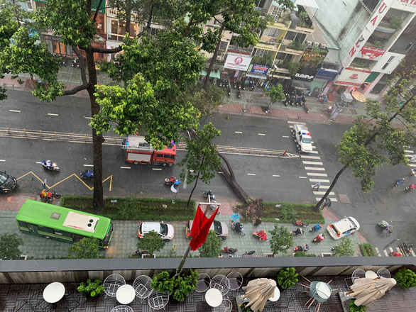  
Phương tiện giao thông gặp khó khăn khi đi qua đường Nguyễn Tri Phương. (Ảnh: Tuổi Trẻ).