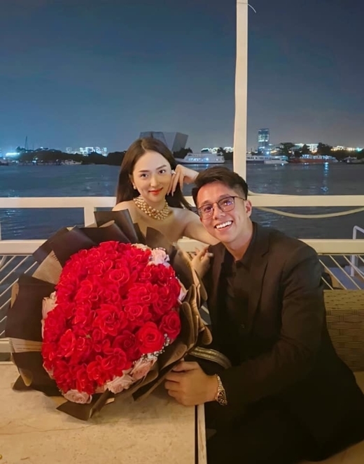 
Kỷ niệm 2 tháng yêu nhau, Matt Liu dành tặng cho bạn gái bữa tiệc tối lãng mạn bên sông cùng những lời có cánh trên mạng xã hội. Ảnh: FB Matt Liu - Tin sao Viet - Tin tuc sao Viet - Scandal sao Viet - Tin tuc cua Sao - Tin cua Sao