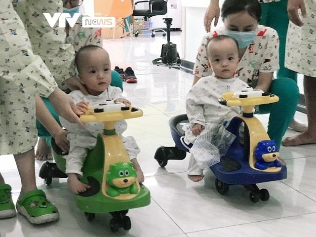  
Trúc Nhi - Diệu Nhi luyện tập khả năng thăng bằng bằng cách ngồi xe lắc. (Ảnh: VTV News)
