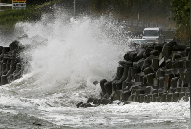 
Bão tạo sức ép nên vùng biển đảo  Kyushu (Nhật Bản). (Ảnh: The Guardian)