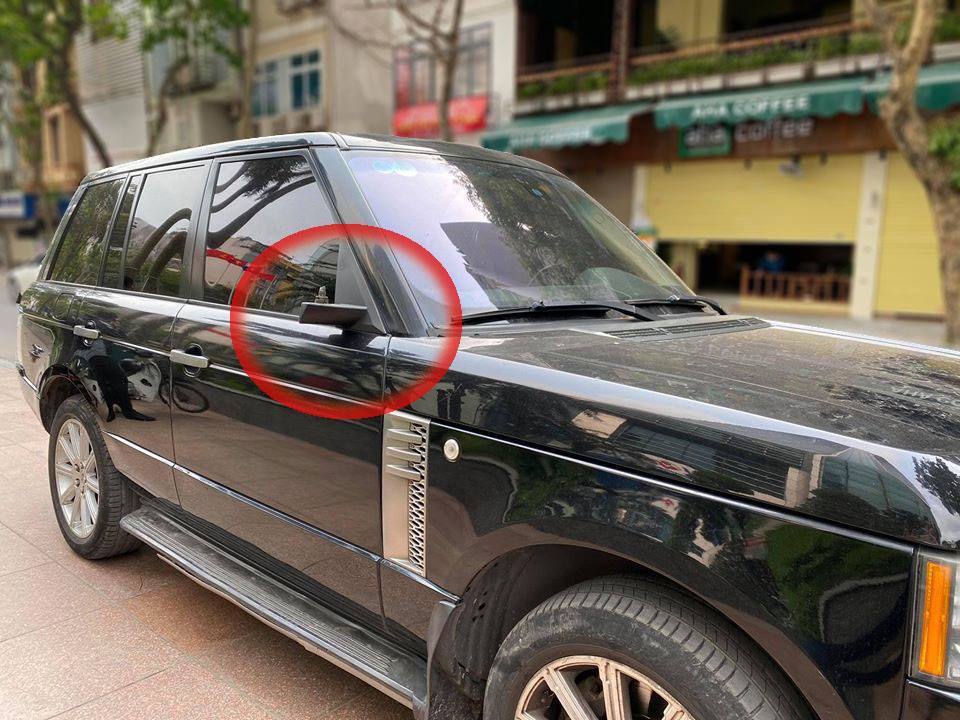 
Chiếc Land Rover Range Rover bị trộm mất gương. (Ảnh: Vietnamnet)