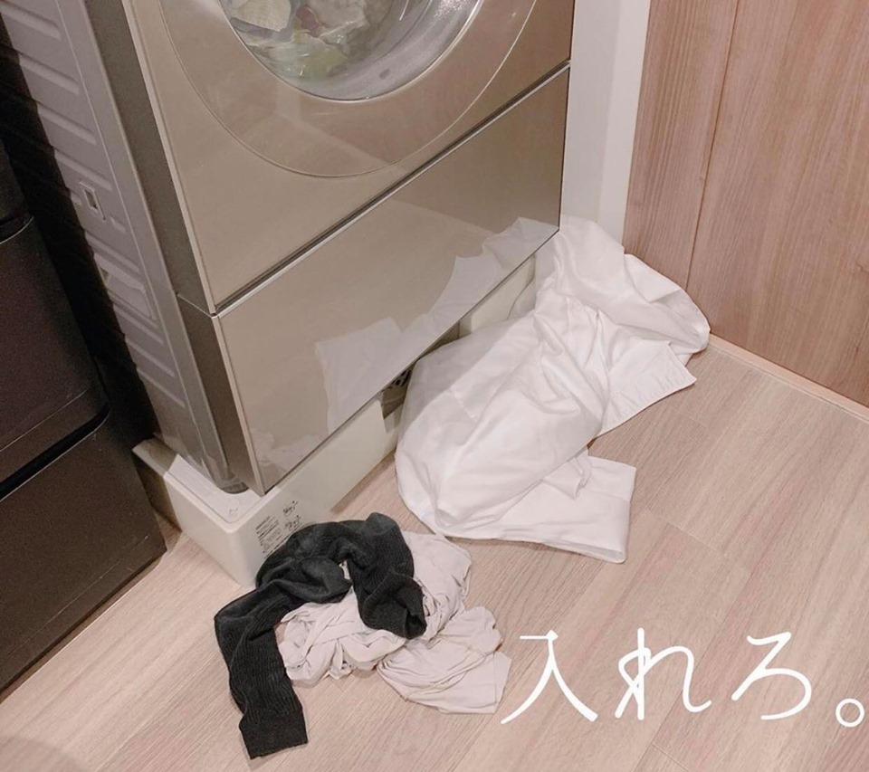 
Quần áo bẩn mà chồng vứt bừa bãi trên sàn, cô nàng chụp lại nhắc nhở: "Cho vào máy giặt đi".