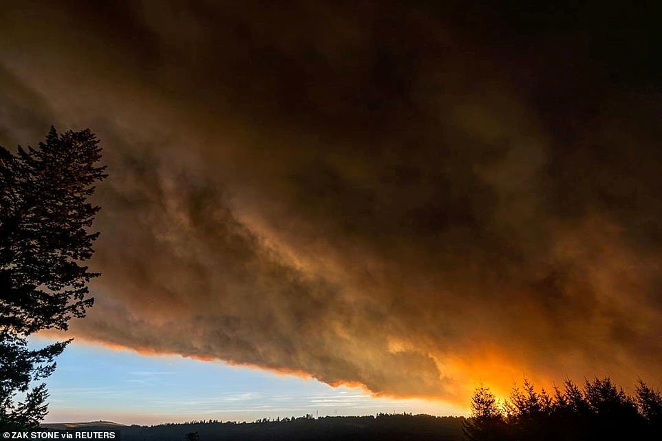 
Làn khói dày đặc trên bầu trời thành phố Salem bay đến từ đám cháy cách xa đó. (Ảnh: Reuters)