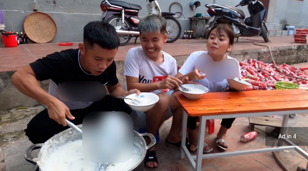 
Hai người em của Hưng Vlog đã ăn phải bát cháo gà còn nguyên lông do anh trai nấu. (Ảnh: Chụp màn hình)